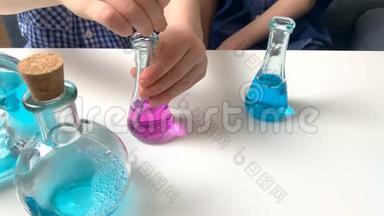 孩子们，<strong>小</strong>学的男孩，在<strong>玻璃</strong>瓶中用有色液体进行化学实验，这是<strong>一个</strong>科学的概念。 4公里